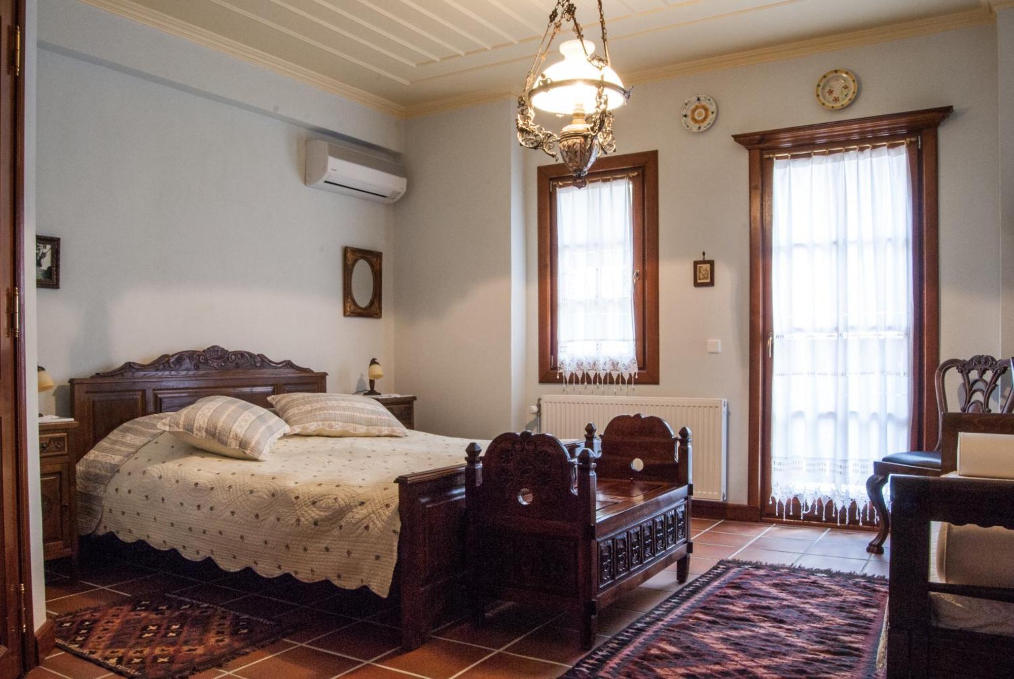 Viraggas Traditional hotel Vrastama Bagian luar foto