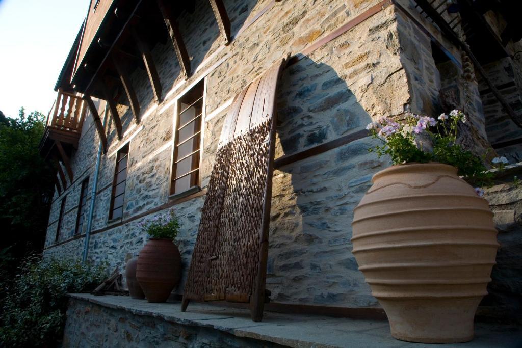 Viraggas Traditional hotel Vrastama Bagian luar foto