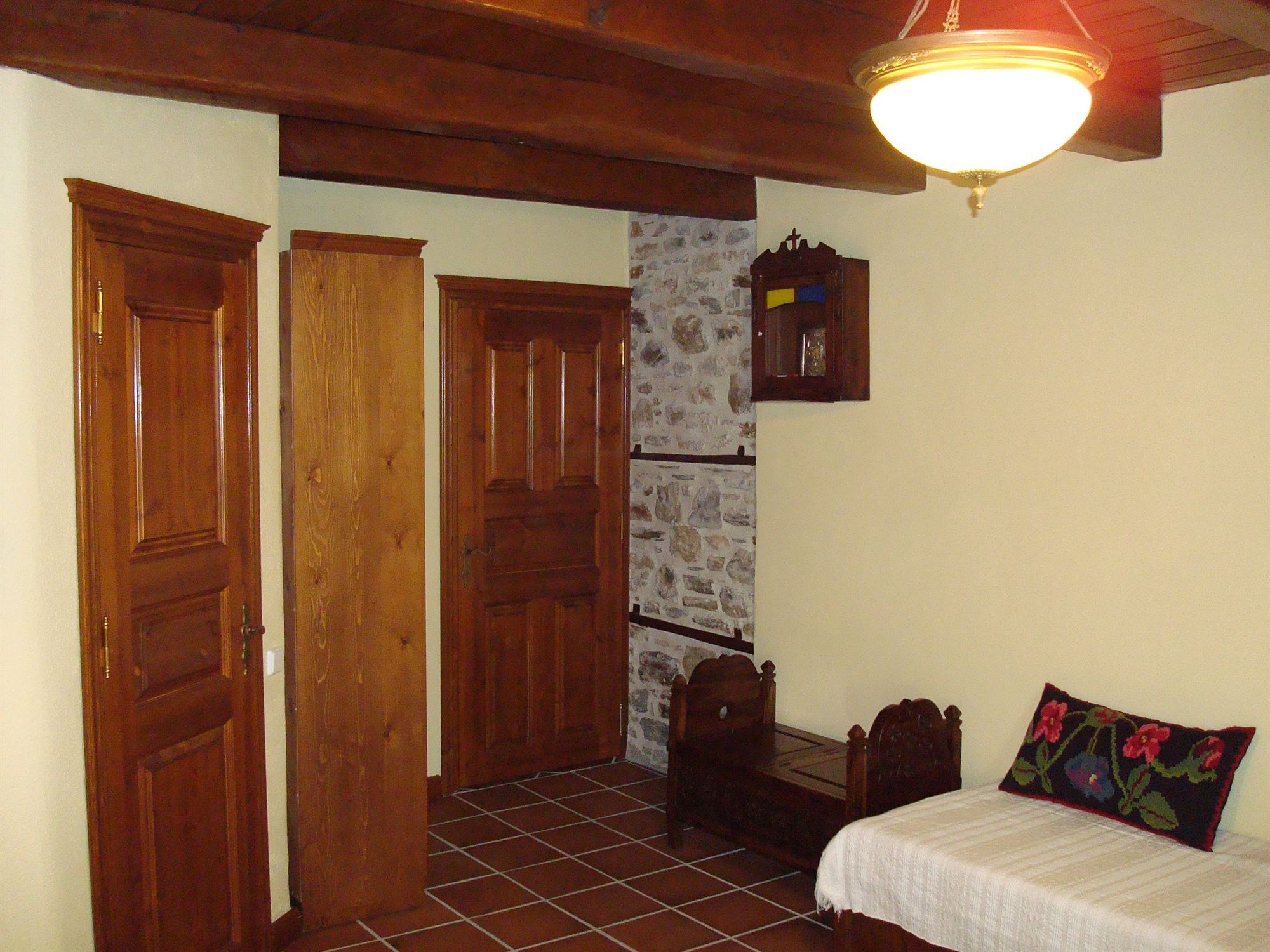 Viraggas Traditional hotel Vrastama Bagian luar foto